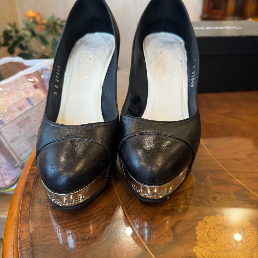 Authentic CHANEL leather logo metal plate platform pump
EU 39.5 USA Sz 9.5 - Picture 9 of 15